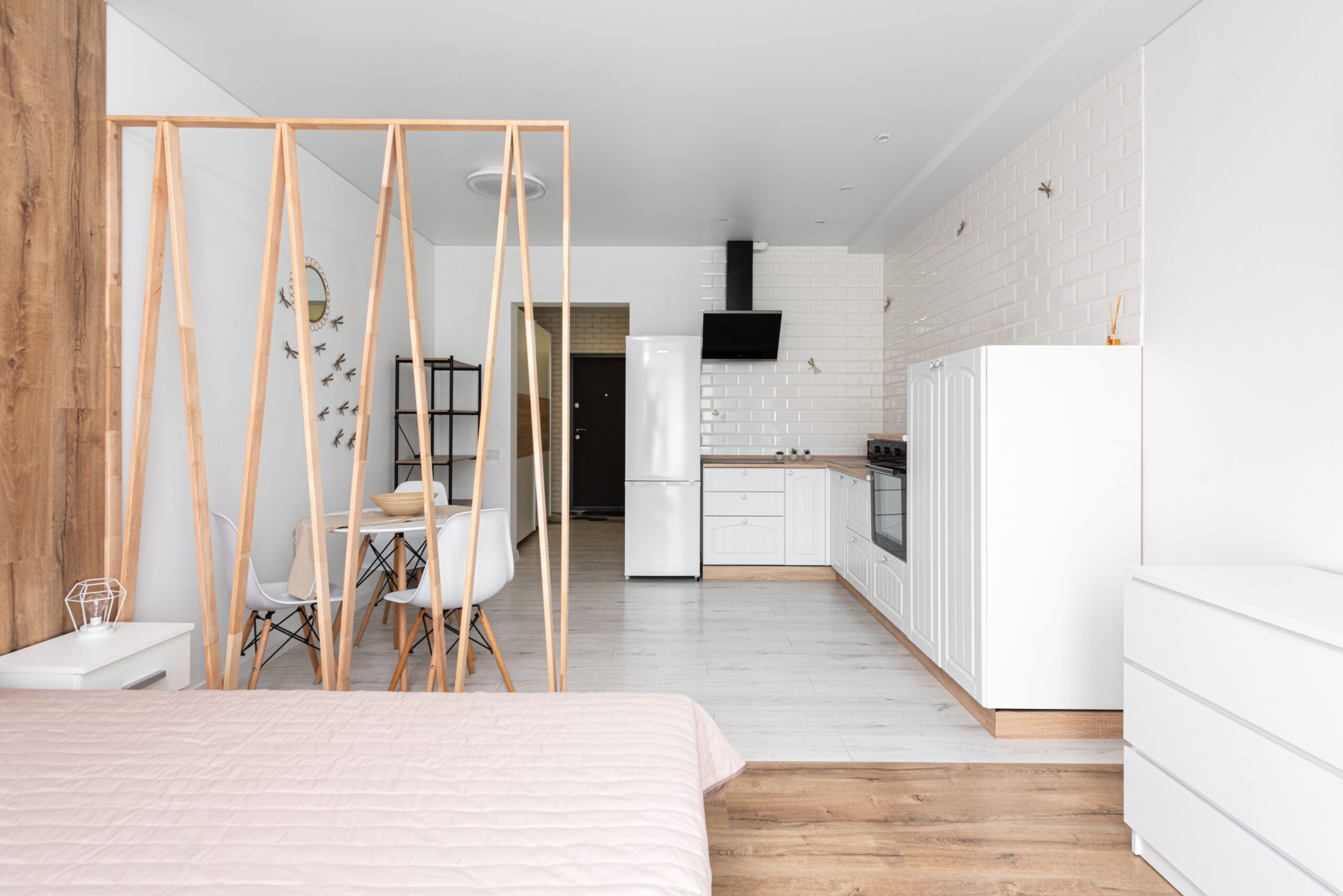 Cum transformi o cameră mică într-un spațiu care pare mai mare: trucuri simple pentru garsoniere, cămine și apartamente de studenți