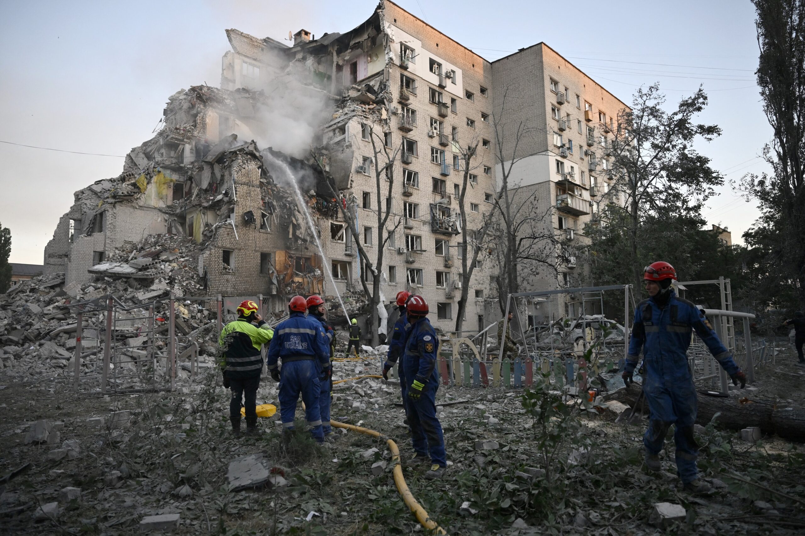 Atac rusesc devastator lângă Kiev: Cel puțin 27 de oameni au murit, sute de persoane evacuate