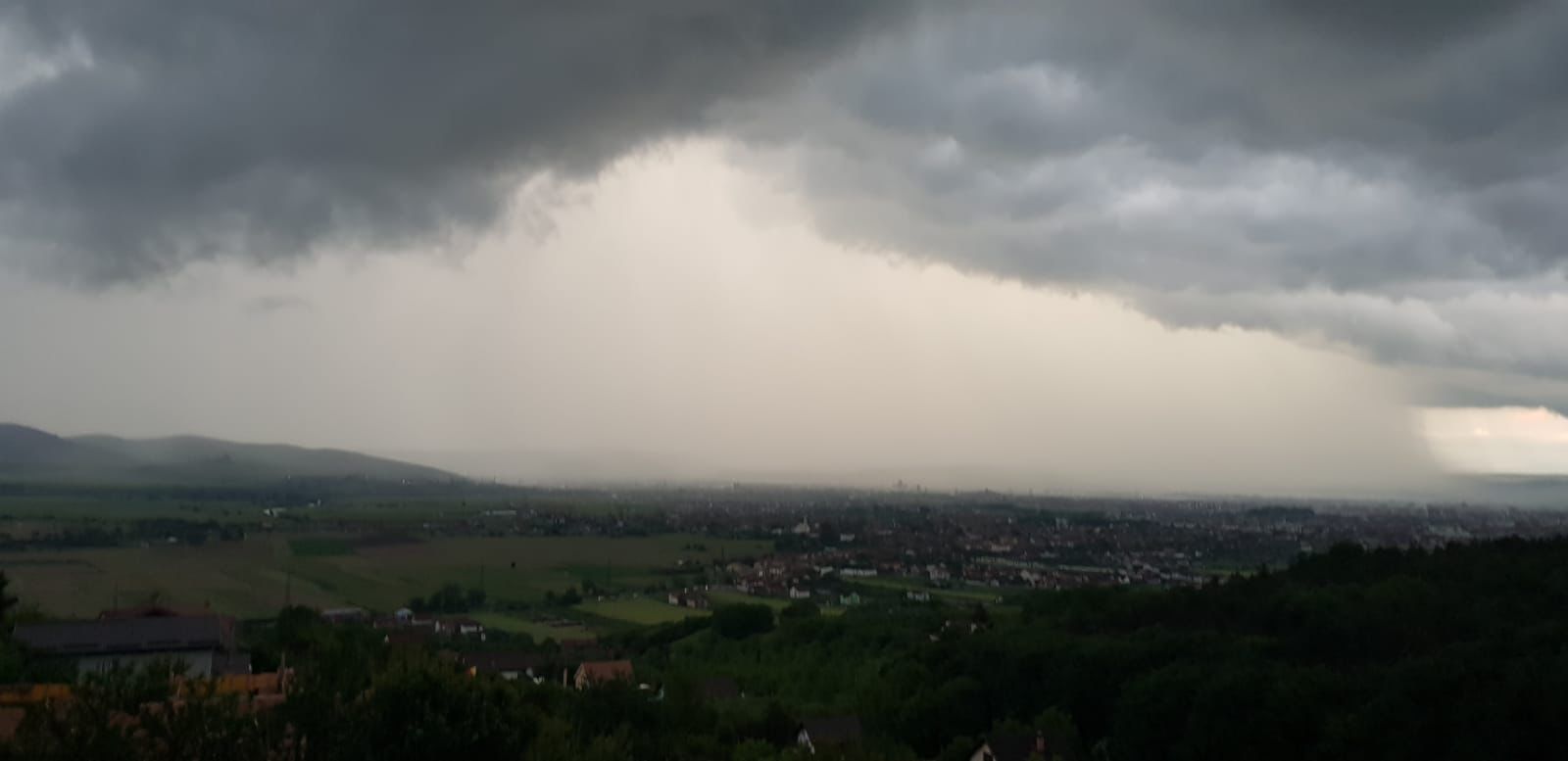 Vremea se răcește brusc în România: temperaturile scad cu până la 12 grade și apare lapovița la munte / Cod galben de vânt puternic în 13 județe