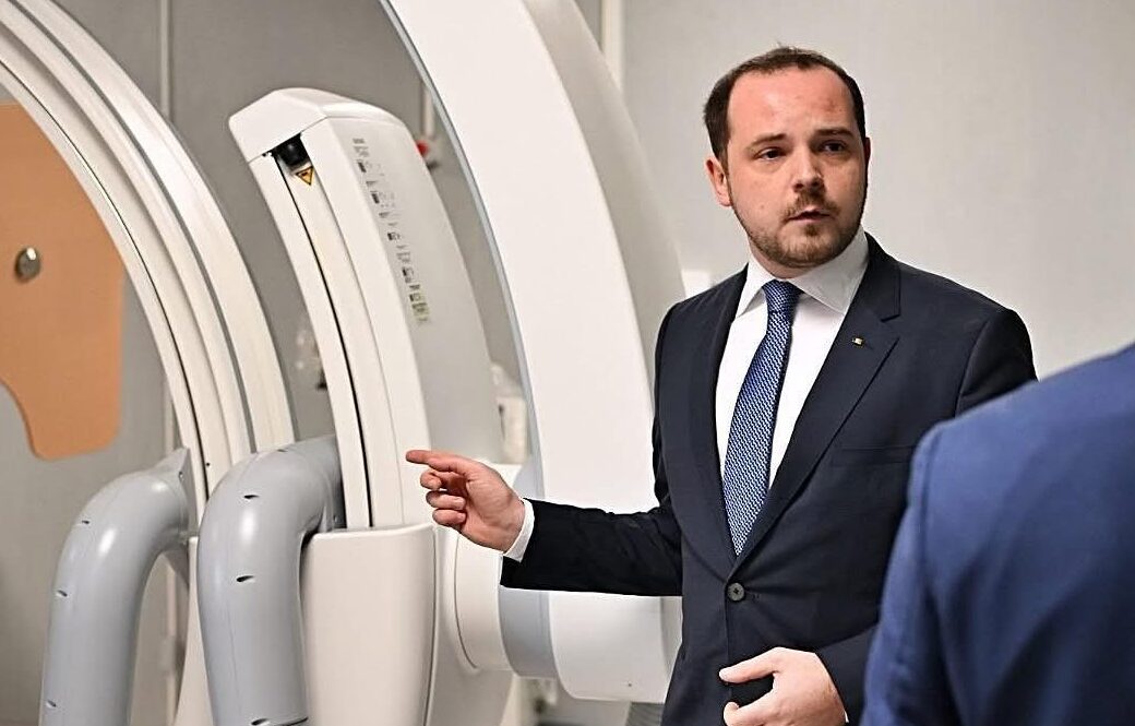 Semnal de alarmă tras de Rogobete: Nu mai sunt bani în programele naţionale de acţiuni prioritare: ATI, AVC, Neonatologie, infarct miocardic acut