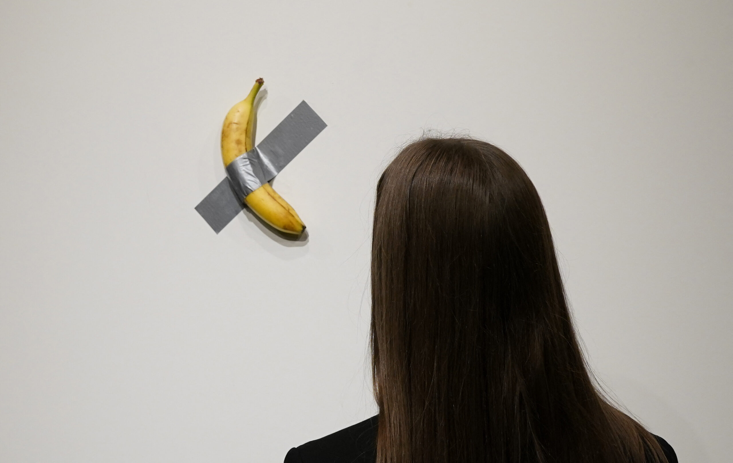 Cum a ajuns banana lipită de perete cu bandă adezivă să valoreze 6 milioane de dolari