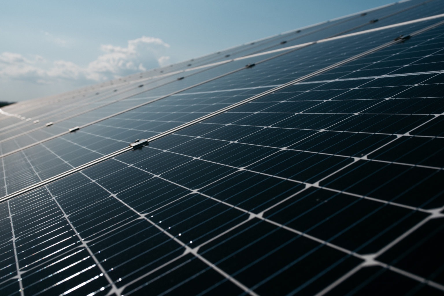 BCR a finanțat proiecte energetice de 535 de milioane de euro în primele opt luni din 2026. Aproape 950 MW de capacitate nouă
