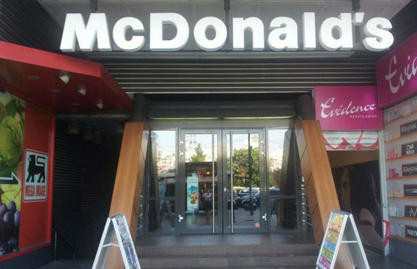 Restaurantele McDonald’s vor fi restaurate / Compania va cheltui 8,5 miliarde de dolari / Anunță că va experimenta noi produse