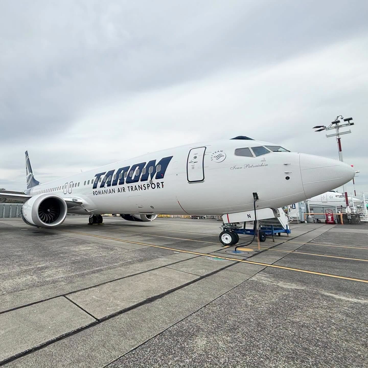 FOTO | TAROM a adus în țară o nouă aeronavă Boeing, botezată „Ivan Patzaichin”