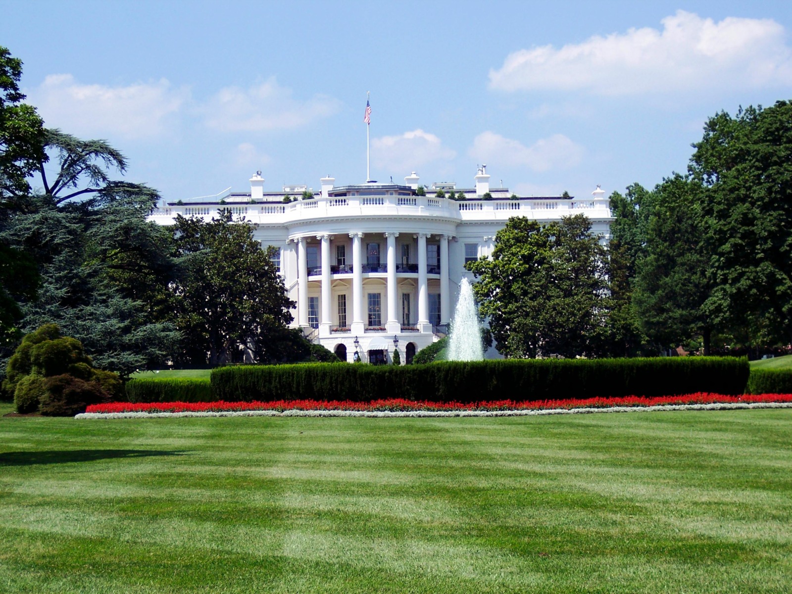Mai multor jurnaliști le-a fost refuzată intrarea la Casa Albă, după ce Trump a interzis accesul publicațiilor Politico, CNN și MS Now