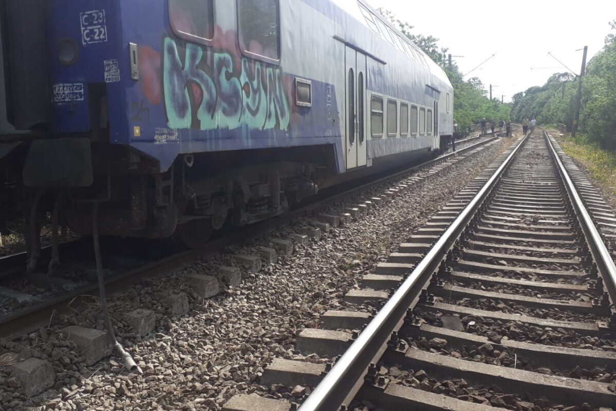 Incendiu la locomotiva unui tren CFR în Buftea. Circulația feroviară este afectată temporar