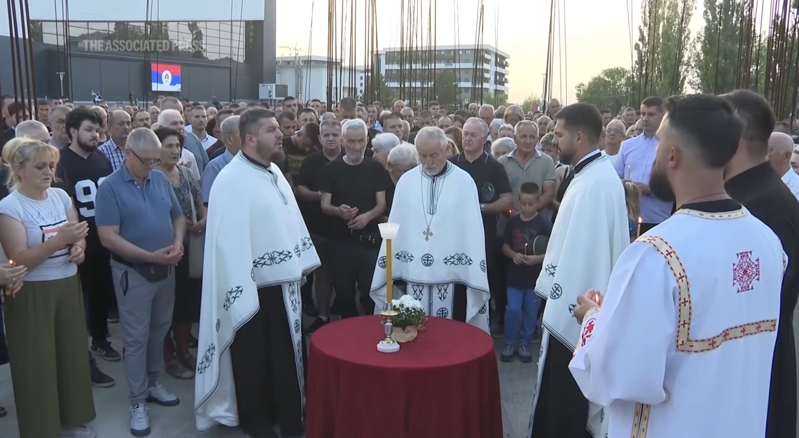 Trupul neînsufleţit al lui Ratko Mladic, primit cu onoruri militare la Belgrad