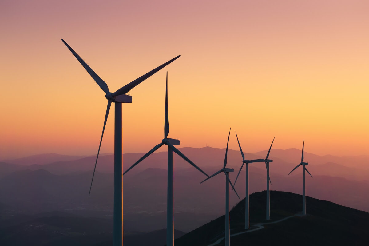 Buşoi: România are ca ţintă 10 GW de energie solară şi eoliană