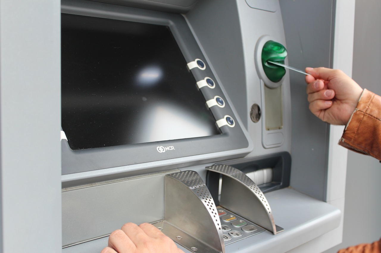 Schimbare majoră la retragerile de bani de la ATM. BNR și Guvernul susțin ca românii să poată scoate orice sumă doresc, indiferent de banca emitentă a cardului