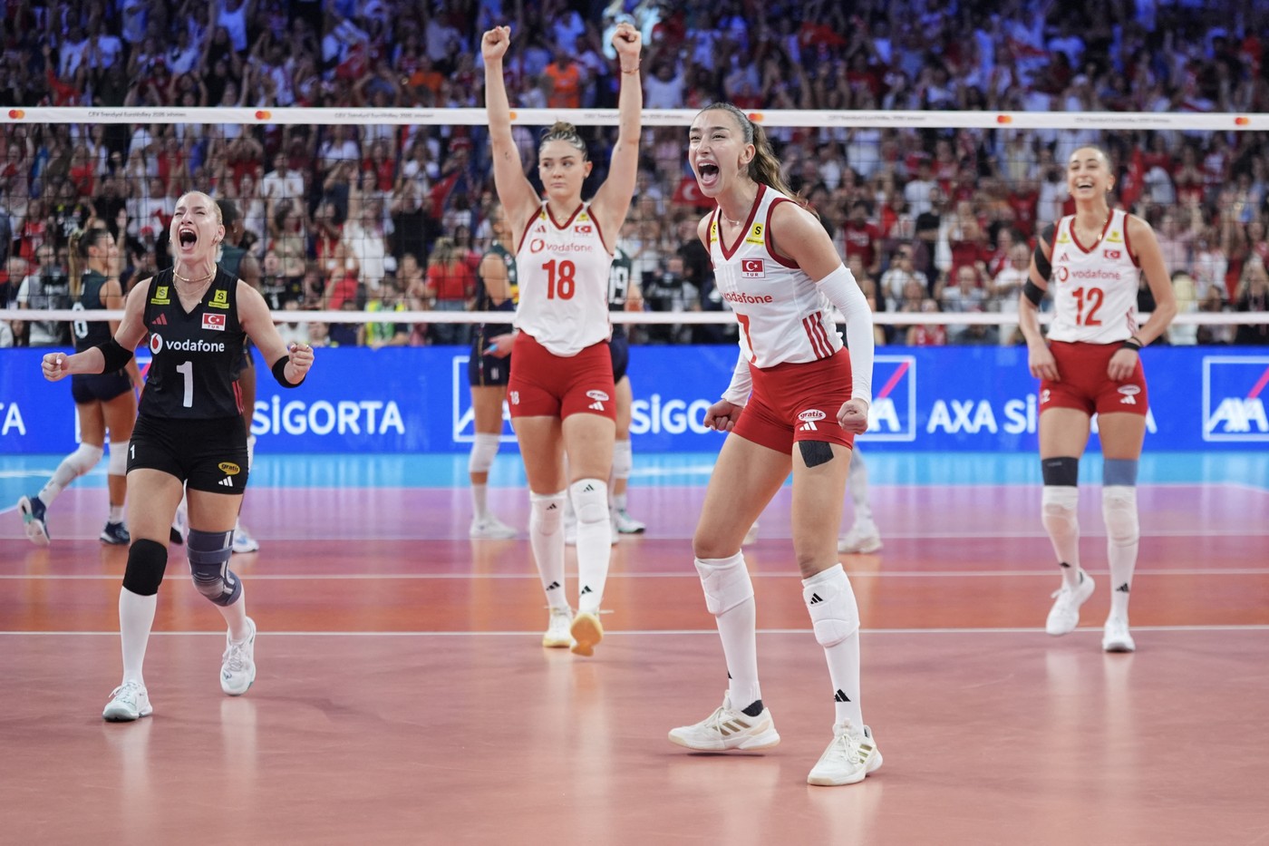 Turcia și-a păstrat titlul european la volei feminin, după un meci în cinci seturi cu Italia