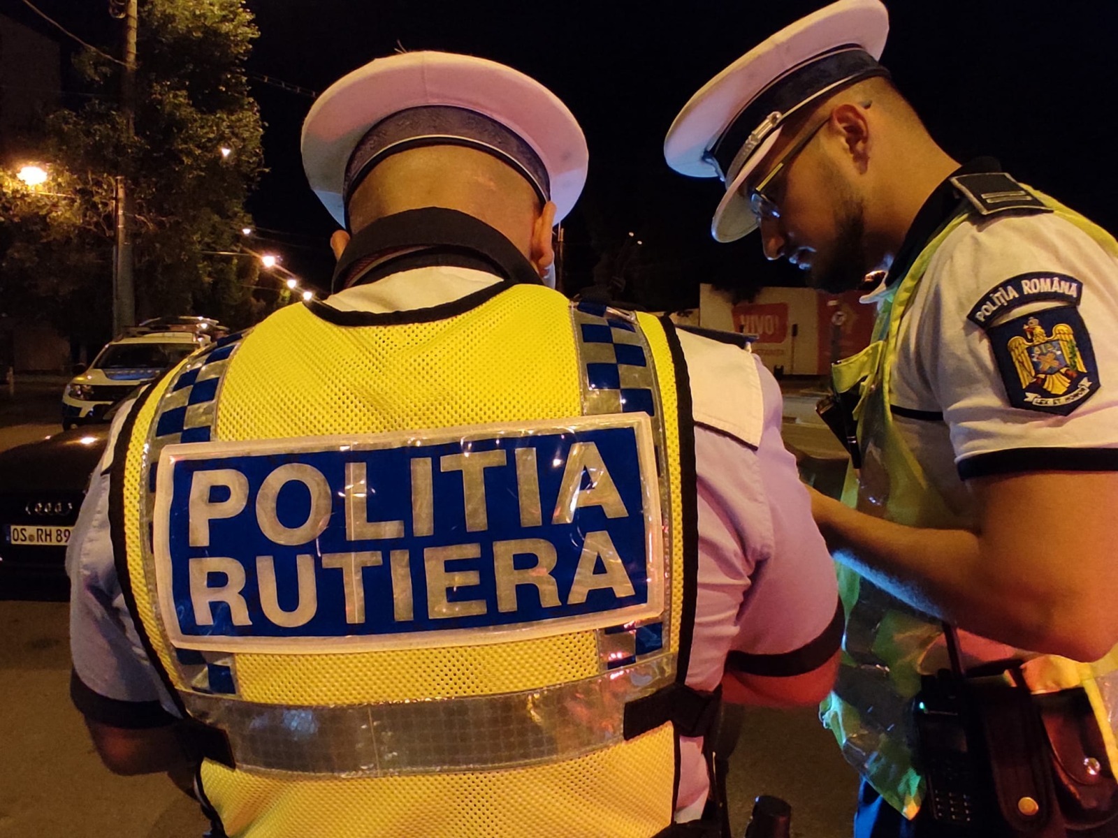 Doi tineri de 18 și 19 ani au murit după ce mașina în care se aflau a lovit un copac, în Prahova / Un adolescent de 15 ani a fost transportat la spital