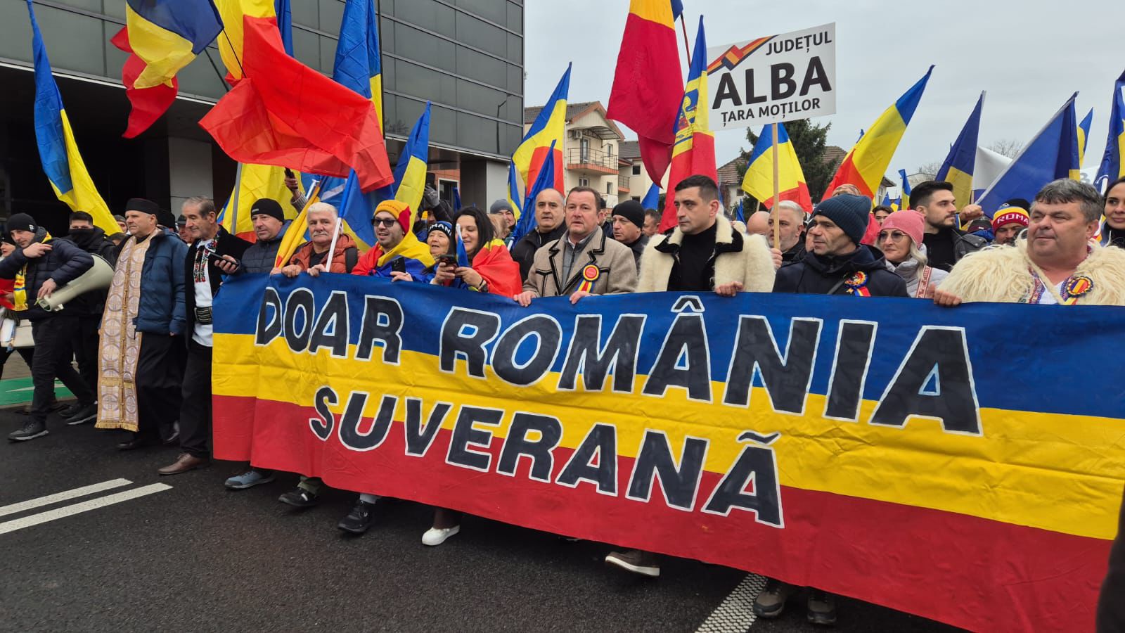 BREAKING Oficialii români care nu sărută drapelul de Ziua Tricolorului vor fi amendați drastic, potrivit unui proiect AUR care se apropie de votul decisiv / Televiziunile și radiourile private, obligate să celebreze tricolorul / Ceremonii obligatorii în școli și instituții / Toate orașele, obligate să aibă o Piață a Tricolorului