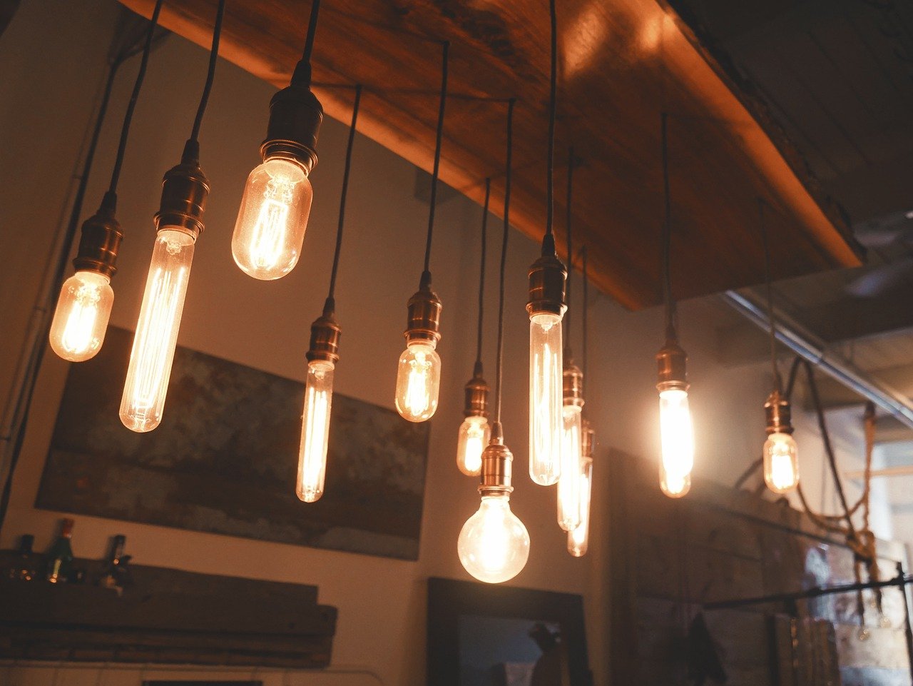 Peste 70% din energia electrică importată de Energocom în luna august a fost achiziționată din România și Ucraina