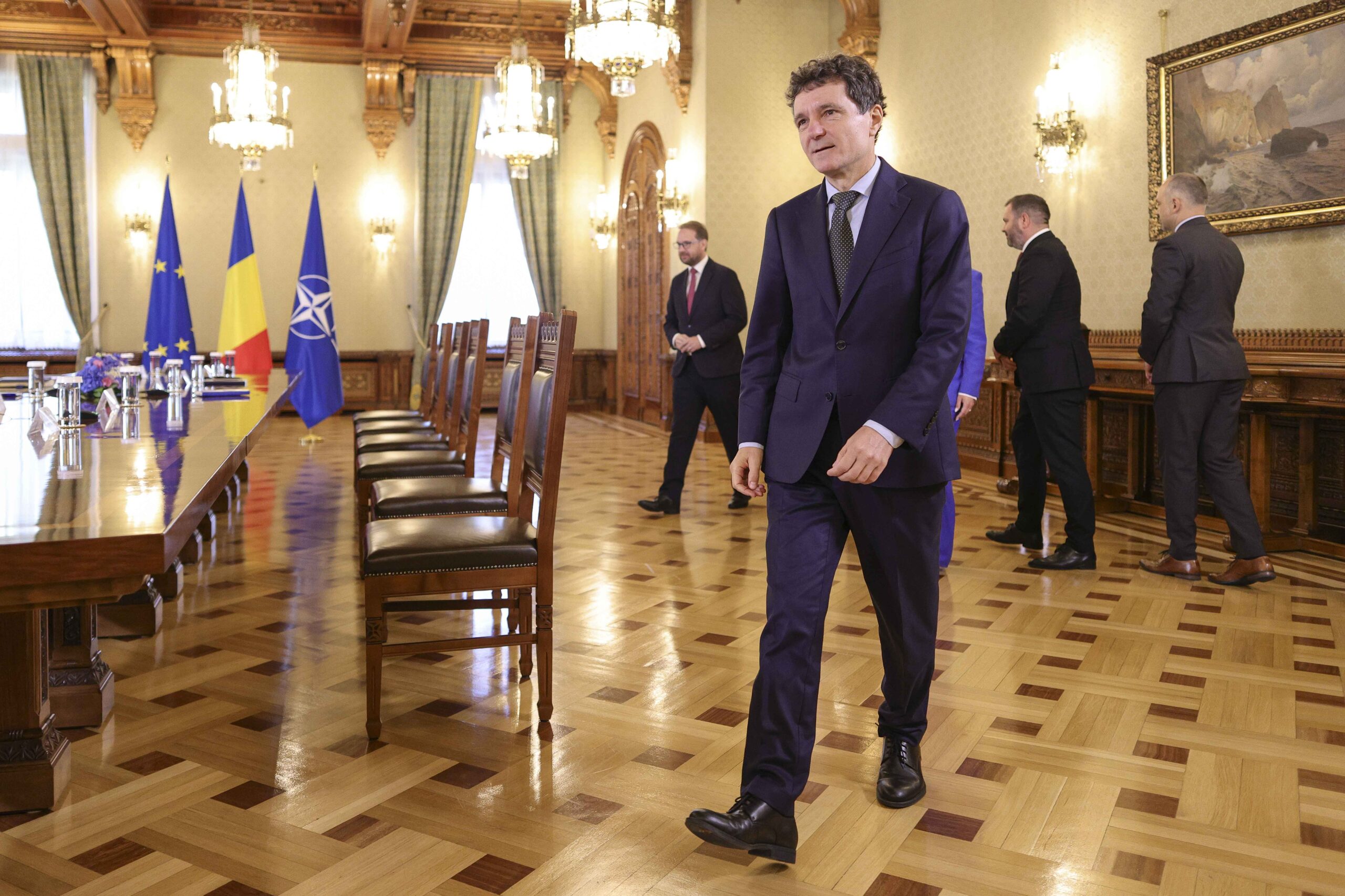 BREAKING Agenția de rating Fitch avertizează că România se apropie de categoria ”junk” dacă blocajul politic persistă