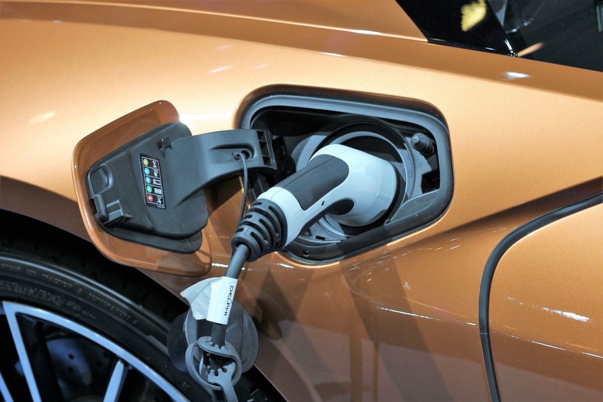 UE va limita importul de vehicule hibride din China