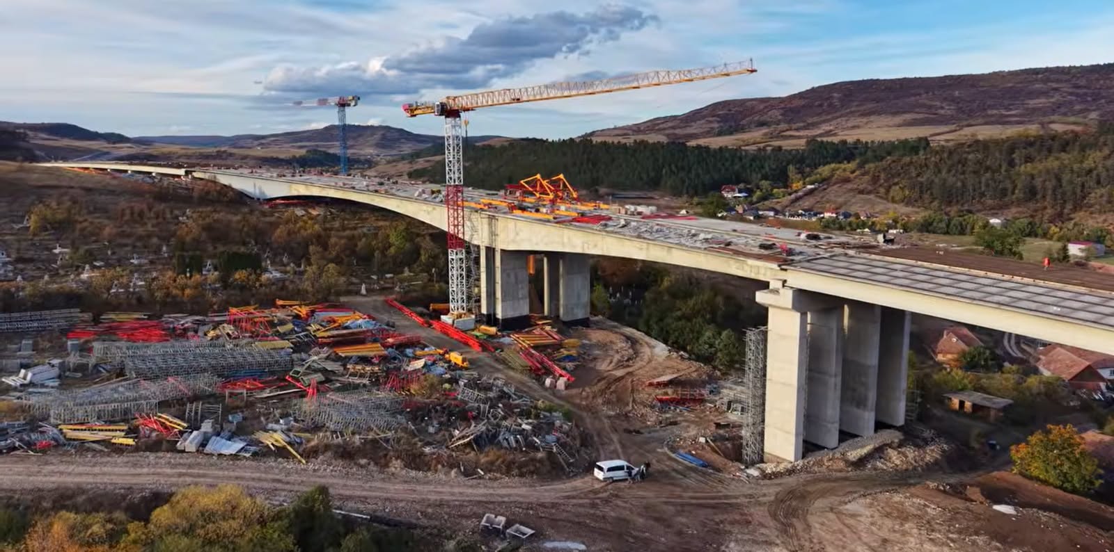 Galerie FOTO | Autostrada Transilvania: Constructorii au început așternerea primului strat de asfalt pe cel mai lung viaduct de autostradă din România