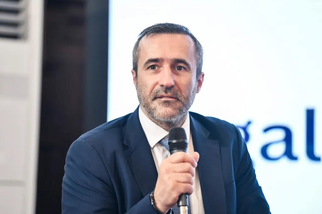 Angajarea muncitorilor străini în România: Platforma WorkinRomania se redeschide, iar lista meseriilor deficitare se extinde cu peste 100 de noi ocupații