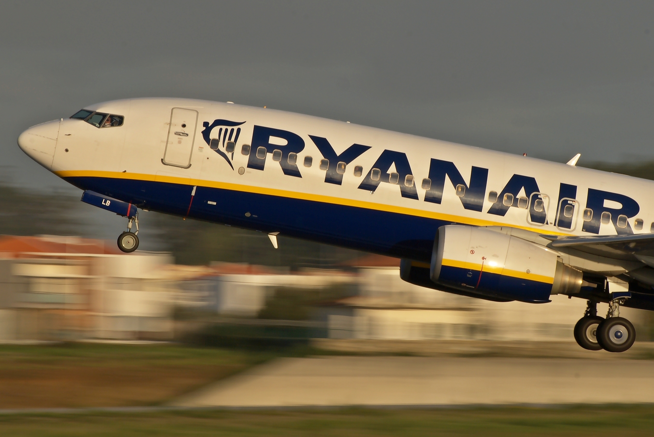 Ryanair se va retrage  de pe 13 aeroporturi din Europa