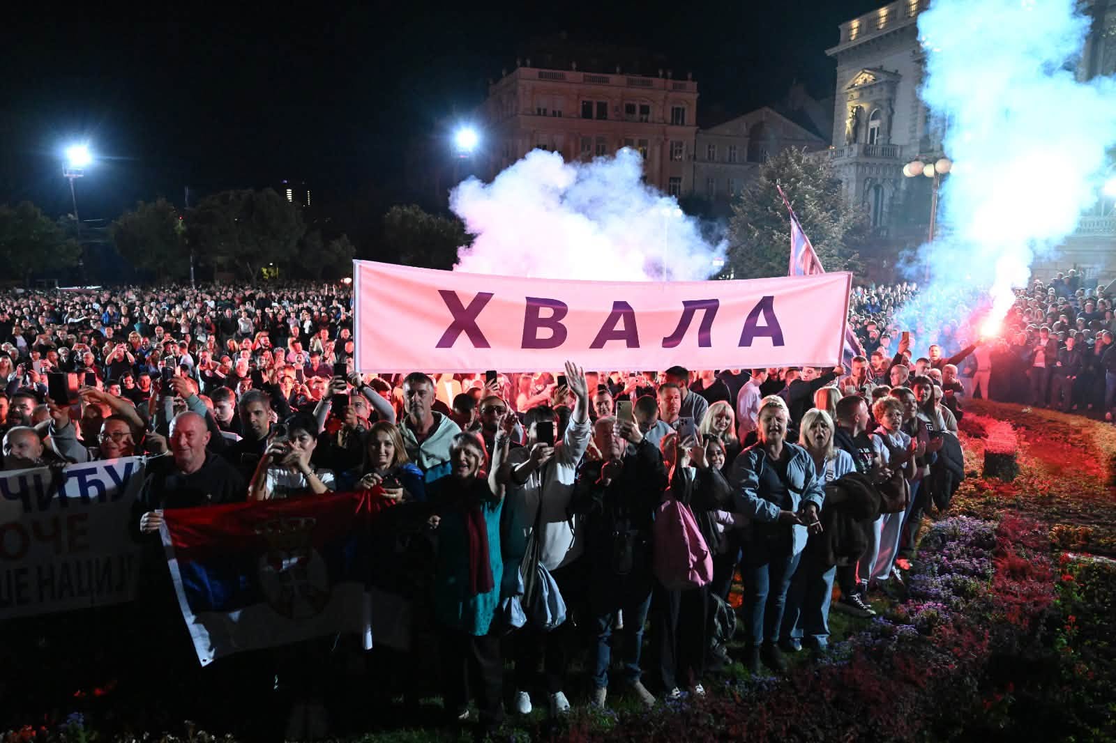 Mii de oameni au umplut o arenă la Belgrad pentru lansarea candidaturii liderului populist Vucic la funcția de prim-ministru