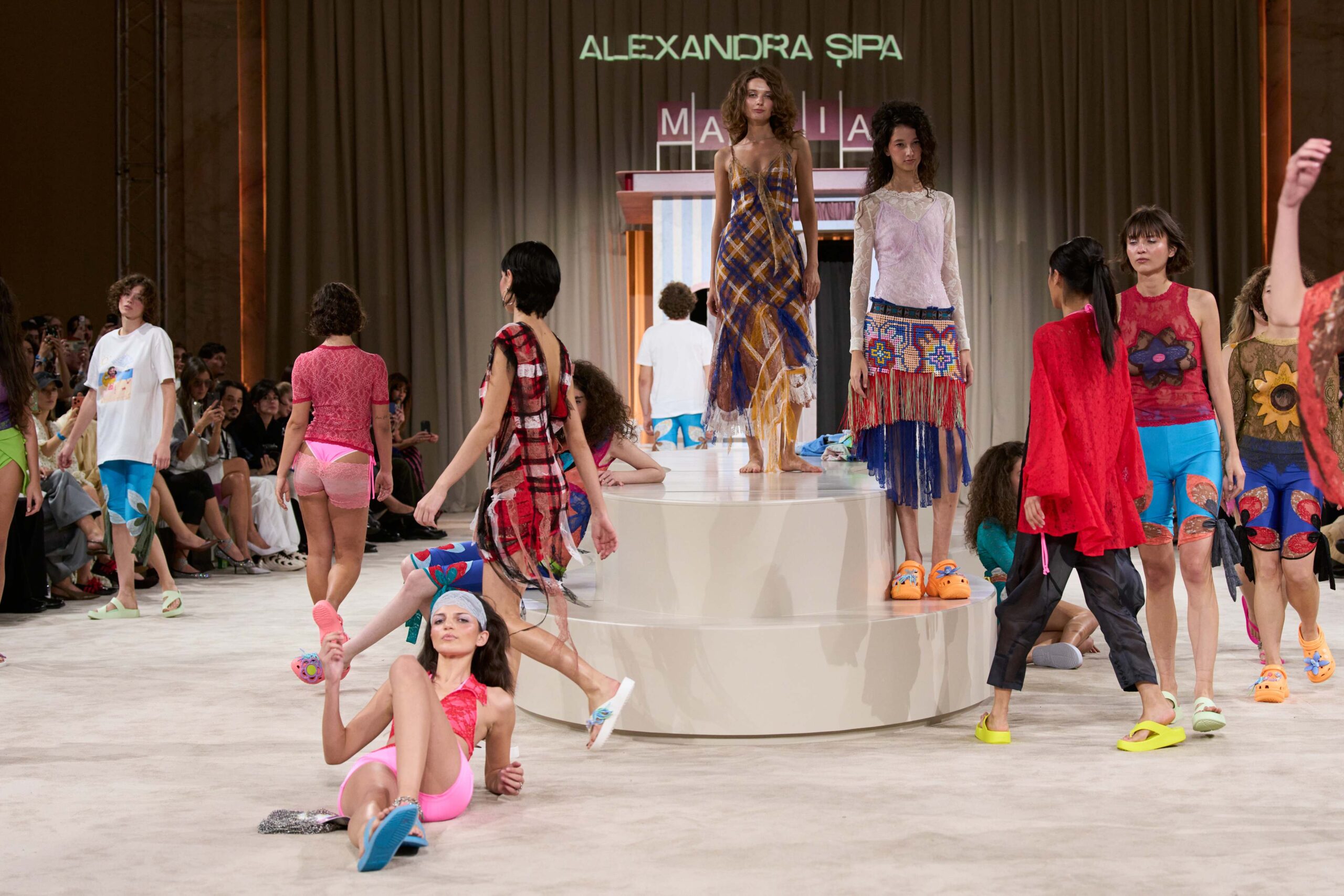 Alexandra Șipa primăvară-vară 2027 la Mercedes-Benz Bucharest Fashion Week: Vara românească reinterpretată prin culoare, nostalgie și experiment