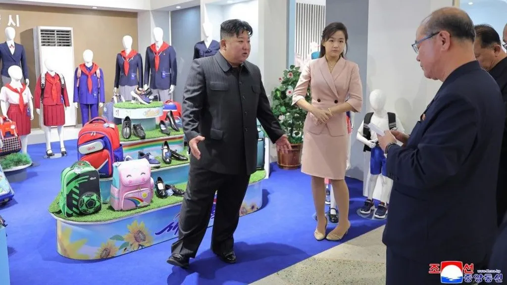 Coreea de Nord publică fotografii cu dictatorul Kim Jong Un, pe fondul zvonurilor privind moartea sa