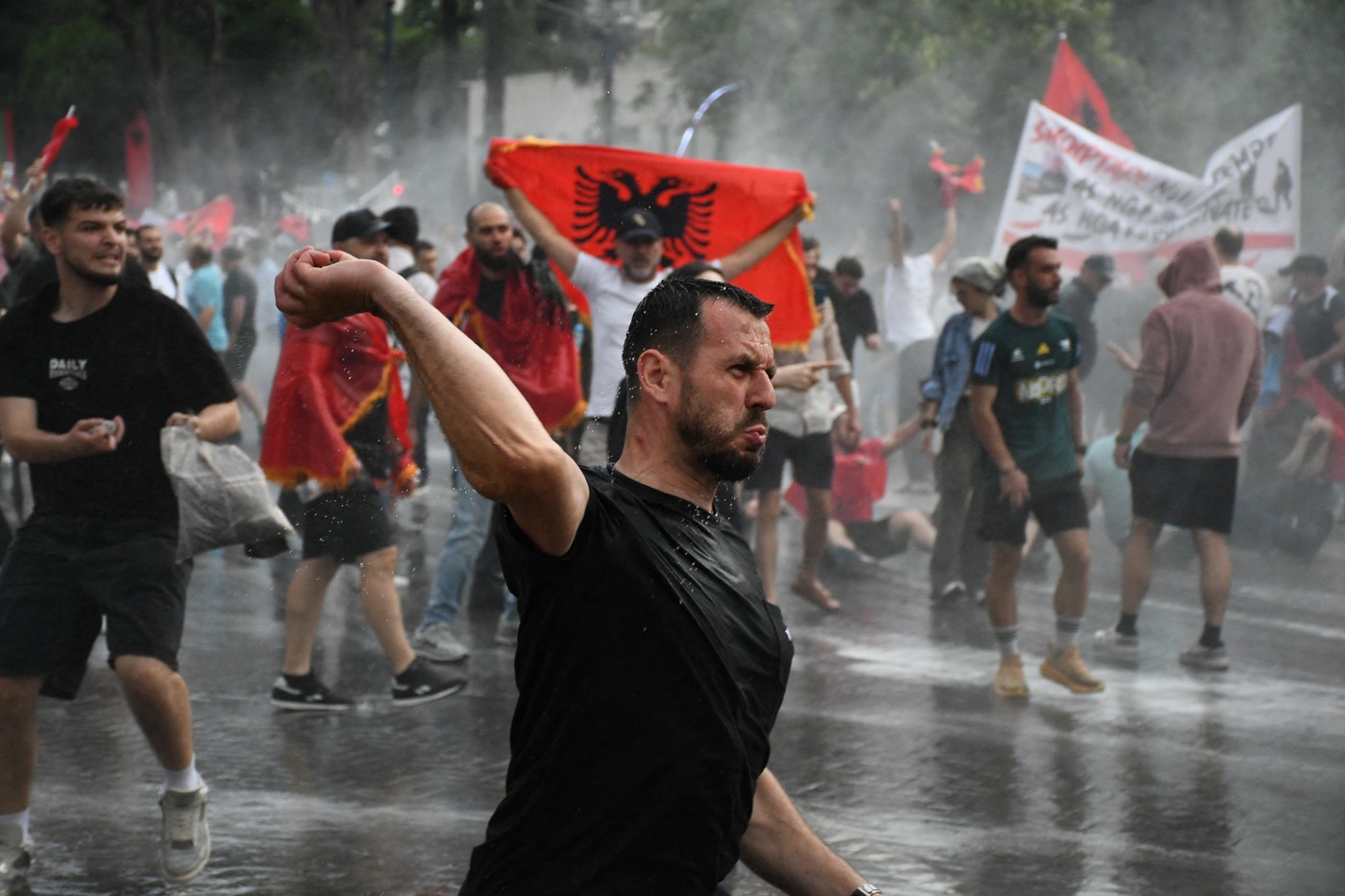 Confruntări violente la Tirana între protestatari și forțele de ordine, în timp ce premierul Albaniei acuză implicarea unor „forțe străine” în escaladare