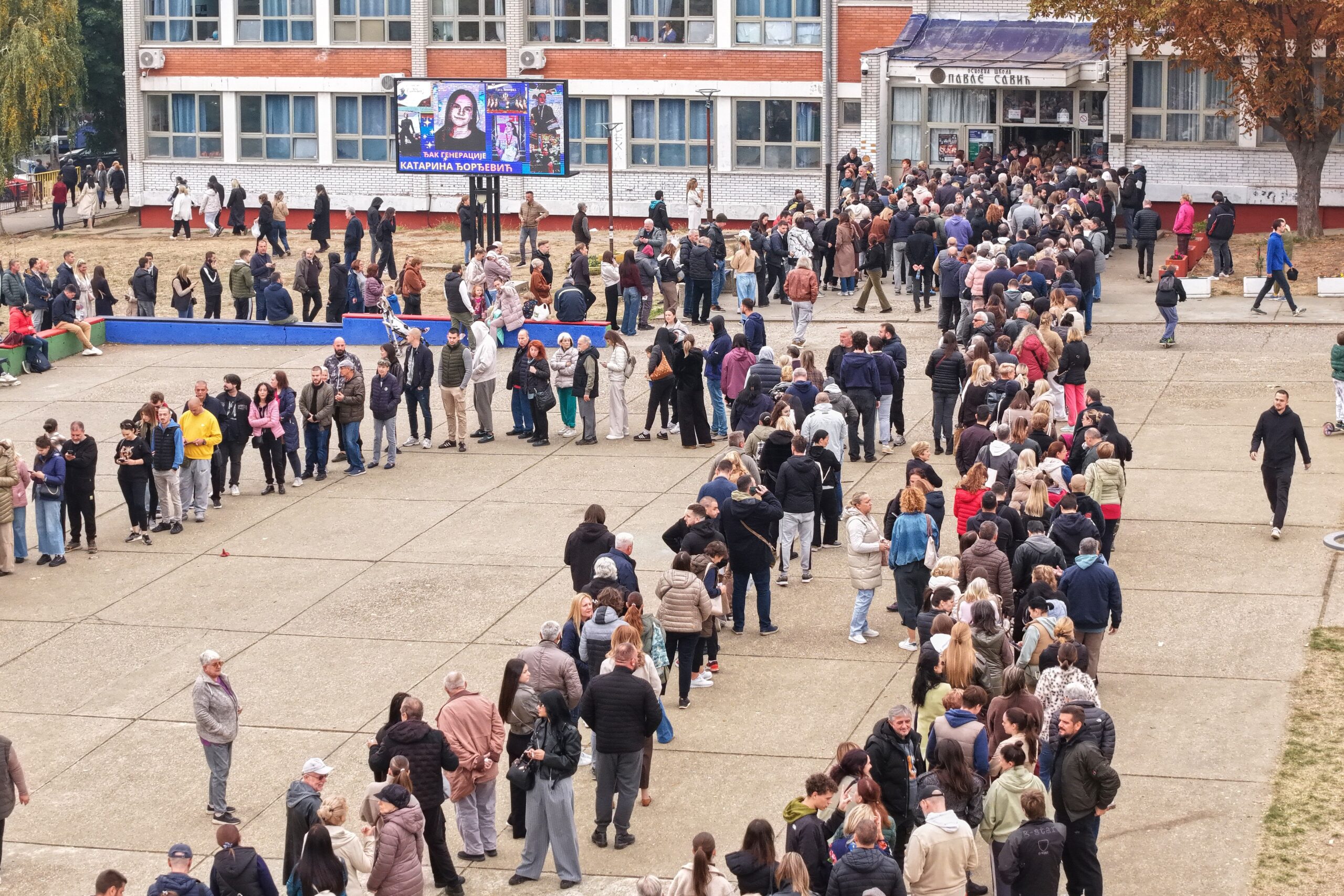 Alegeri parlamentare în Serbia: Prezența la vot a ajuns la 67,6% până la ora 19:00 / Cozi de ore întregi la secțiile de votare