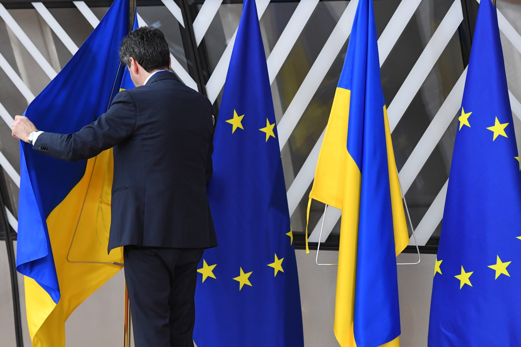 Sprijinul pentru o aderare rapidă a Ucrainei la Uniunea Europeană, în scădere în toată Europa, arată un sondaj de specialitate / Românii şi germanii, cei mai sceptici